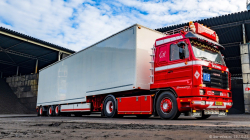 20251019-Tom-Holding-00597